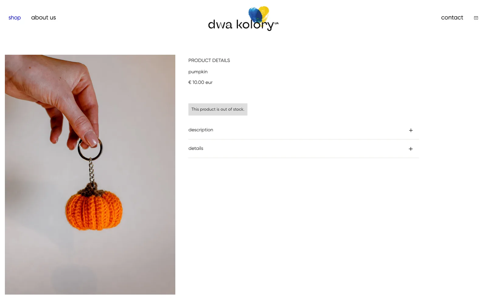 Dwa Kolory desktop product page for a crochet pumpkin keychain, priced at €10 and marked out of stock.