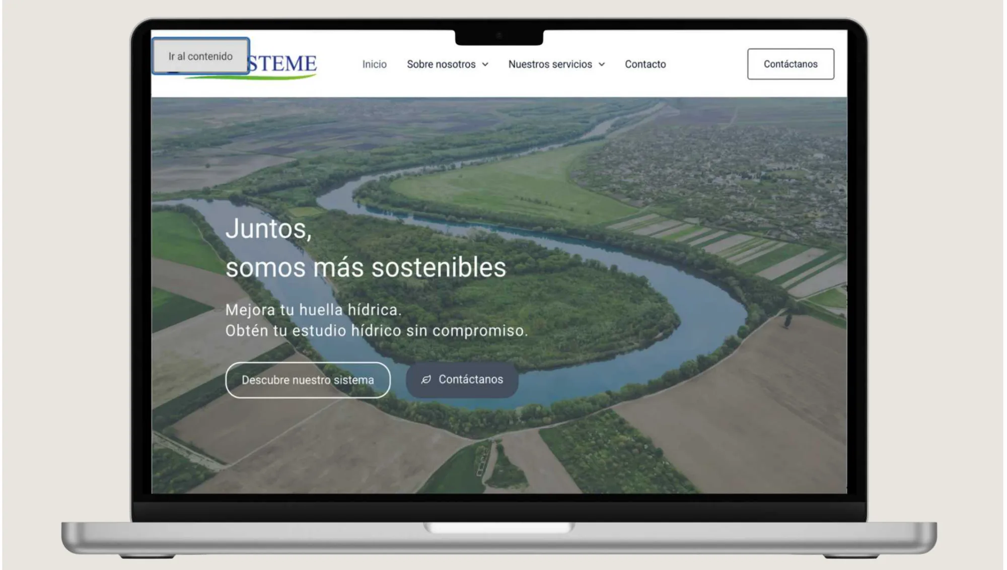 IPE Systeme homepage on a laptop mockup, with the headline 'Juntos, somos más sostenibles' over an aerial river landscape photo and a call to request a free water audit.